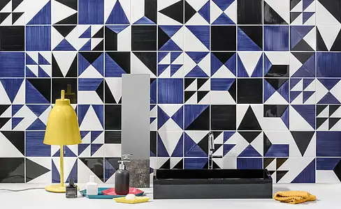 Dekorativt stykke, Farve marineblå,sort,hvid, Stil patchwork,håndlavet, Keramik, 14x14 cm, Overflade blank