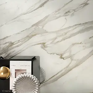 Grundflise, Effekt calacatta, Farve beige, Uglaseret porcelænsstentøj, 120x120 cm, Overflade poleret