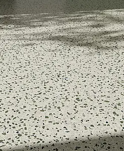 Piastrella di fondo, Effetto terrazzo, Colore verde,beige, Gres porcellanato non smaltato, 60x60 cm, Superficie antiscivolo