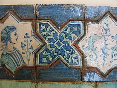 Dekorativt stykke, Farge himmelblå, Majolica, 21x21 cm, Overflate glanset