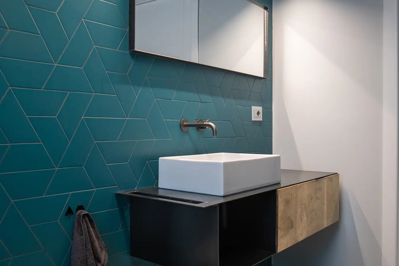 Background tile, Effect unicolor, Color green, Glazed porcelain stoneware, 10x23 cm, Finish matte